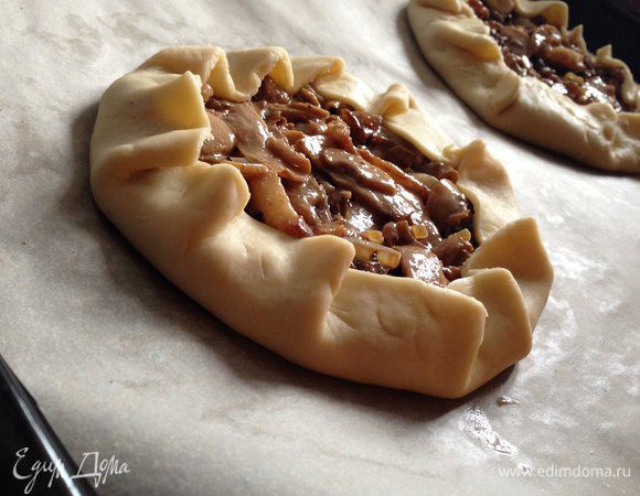 Сформировать галету и смазать края теста желтком. Выпекать в предварительно разогретой до 180°С духовке 5-7 минут.