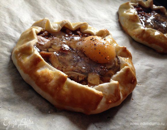 Затем достать галеты из духовки, в каждую вбить по яйцу, посолить и поперчить по вкусу. И опять отправить в духовку на 12-15 минут!