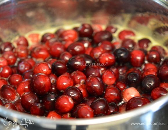 Сок апельсиновый, воду и сахар довести до кипения. Прокипятить 2 минуты. Добавить очищенную  клюкву.
