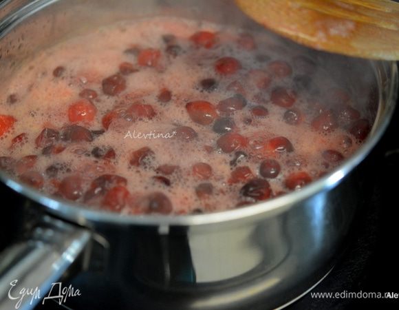 Довести до кипения и варить 5 минут. Перемешать. Снять с огня и дать слегка остыть. 