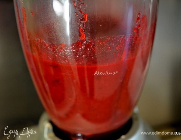 Перелить в блендер и взбить все до однородной массы.
Для тех кто любит ягоду полностью, можно оставить как есть, не используя блендер и сито. Разлить сразу по баночкам и в холодильник.