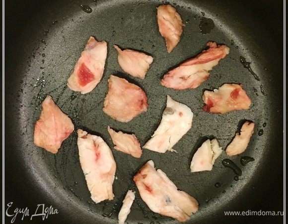 Эти пластинки выкладываем на дно кастрюли. Казан в этот раз в отгуле был. Что-то холодно у нас. Не было желания на улицу идти. Дома делал. 