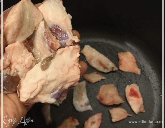 А потом мясо. Первый слой мяса выкладываем на дно кастрюли, но отбираем те куски, на которых есть слой жирку. 