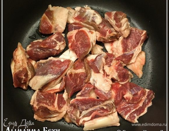 Укладываем их поверх снизу уложенных пластин тем самым жиром к низу, а мясом к верху.