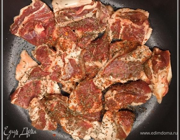 И, не забыв о соли, присыпаем первый слой мяса этими самыми перечисленными. Много не надо. 