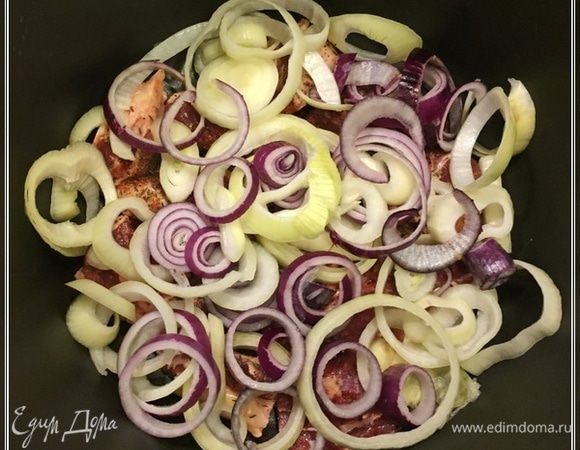 А потом лук репчатый. Кольцами порезанный. Режьте не очень толсто. Миллиметра по три. Лучок слегка припорошите солью и зирой, пару щепоток.
