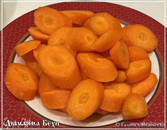 Морковка. Я обычно режу довольно толстыми кусками или кольцами, а может быть кружочками.