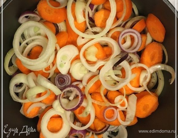 Выложив слой морковки, опять лук и немного присолить. По поводу специй, тут дело хозяйское. Главное не переборщить, а то вместо вкусного сока дымляминого рискуете получить одеколон. Но, повторюсь, чтобы больше к этому не возвращаться — присолить слегка надо каждый слой.