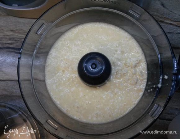 В кухонный комбайн выкладываем творог, добавляем яичную массу, взбиваем до однородности. А можно творог заранее протереть через сито, и просто венчиком перемешать все ингредиенты. Но это дольше и сложнее, мне кажется.
