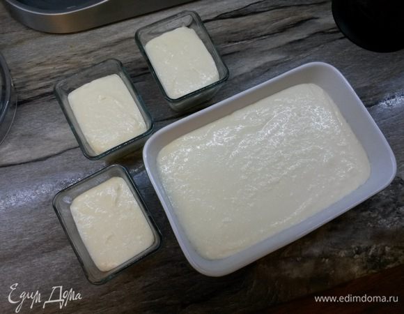 Разливаем творожную массу по порционным формочкам. Запекаем при 180°С 20-30 минут. 

