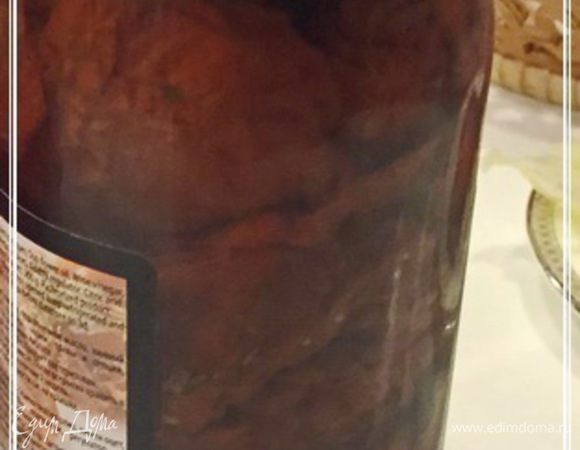 И вот в этот момент я вспомнил, что помидоров то у меня нету. Забыл купить, да и дороги они. А консервов каких-нибудь в собственном соку там я и не купил. Поэтому достал, с некоторым, правда, сомнением, вот эту баночку. Там внутри лежат вяленые помидоры. Не просто так лежат, а в масле. И не просто в масле, а с добавлением всяких травок и специй.