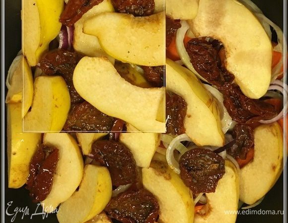 И вот так, между тех самых айвовых скибок, кусочки помидоров я и разложил.