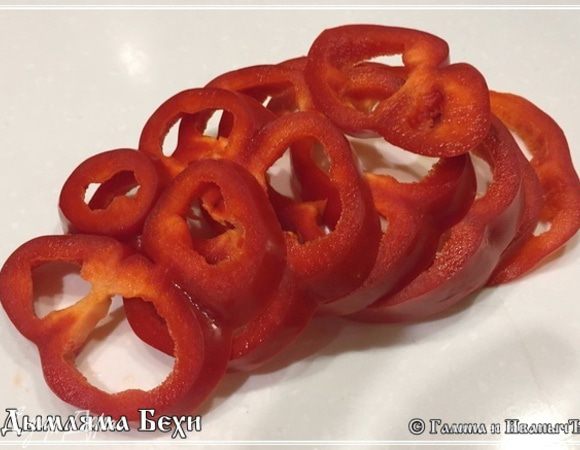 Теперь о перцах. Можете их называть «болгарскими», но вообще-то это перец овощной или паприка (сладкий перец). Названий много, но суть одна — очень сочный, мясистый с приятным сладковатым вкусом. Да что рассказывать, этот овощ каждый знает. Колечками вот такими нарезать, предварительно убрав все зернышки и прочие внутренние перегородки.
