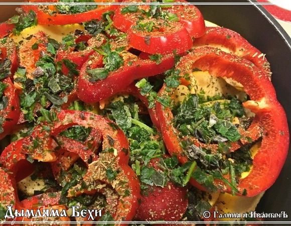 Укладываем их поверх айвы и присыпаем рубленной не очень мелко зеленью. 
Тут можно добавить чего-нибудь из сушеных травок, которых в свежем виде нет.