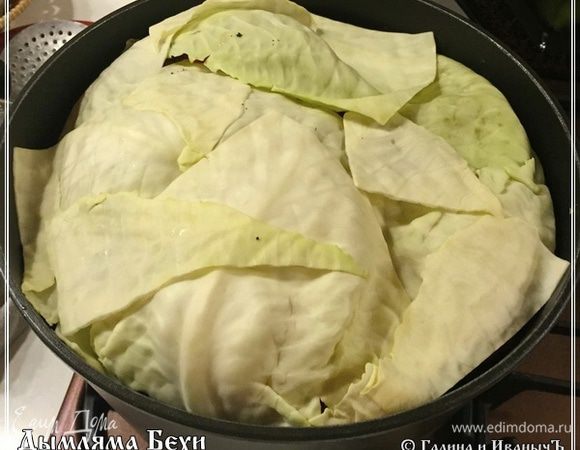 И в заключении накрыть все содержимое капустными листьями.
Сразу замечу, что есть их, ну я не люблю. А кому-то может и понравится.