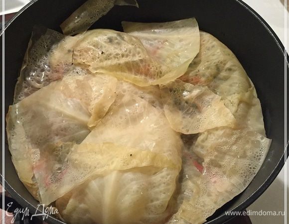 А дальше все совсем просто. Накрываем казанок крышкой. Очень плотно, чтобы внутренние пары наружу не выходили. И ставим казанок на огонь. На сильный. 
Минут пятнадцать греем, ожидая зашкворчания внутри посудины. И как только оно там внутри зашкворчало, то убавляем огонь до предельно маленького. 
А дальше забудьте о казанке часа на полтора или два. Тут многое зависит от качества, например, того мяса, которое вы заложили в казан. Но полтора часа — это минимум. Содержимое казана ведь не варится, тушится или жарится. Оно там пропаривается! Но пар этот, вместе с тем образуется от испарения из продуктов влаги. Если вы через примерно пол часик все-таки крышку приоткроете, то убедитесь, что я прав. Из-под крышки вырвется ароматный, горячий, именно, пар.
Пока дымляма готовится, пару слов о тех продуктах, которые можно добавить в казан.
Во-первых, баклажаны. Под айву надо их выкладывать. Нарезать тоже в поперёк, кружками, толщиной ближе к сантиметру.
Во-вторых, картошка. Или репа. Или и то и другой. Тоже кружками, но потоньше. В полсантиметра. Этих под морковку кладите. 
В-третьих, не, в-третьих. Многие добавляют капусту. Я ее не люблю. Именно в дымляму добавлять. Так что сугубо на любителя. Но не советую. А там как знаете.
И о зелени. У меня не было зелени в этот раз в «живом» виде. Я взял мороженную, уже нарубленную. А лучше всего поверх всего, под капусту, положить букет, что называется, этой самой зелени. Ну вот, снимаем крышку казанка.