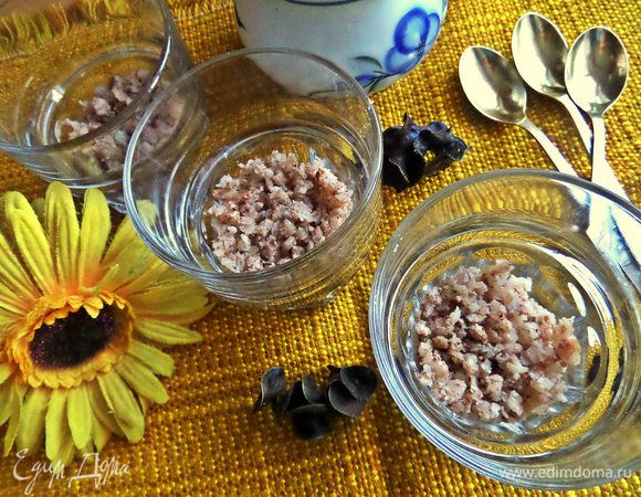 Раскладываем кашку по стаканчикам, по ложке пока.