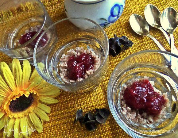 Пропитываем ложечкой клубничного джема.