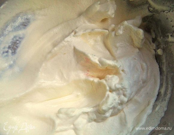 Сливки взбиваем.