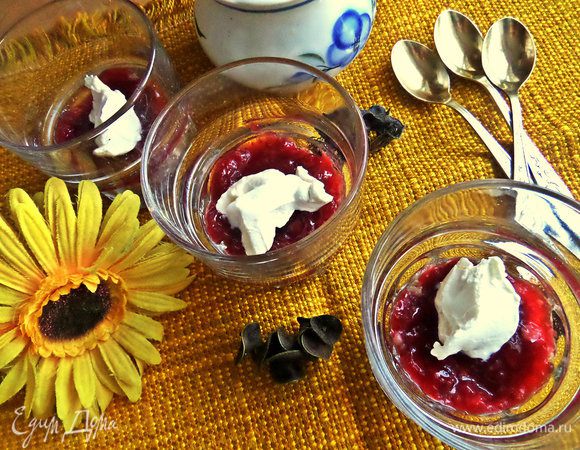 Кладём по ложечке на джем.