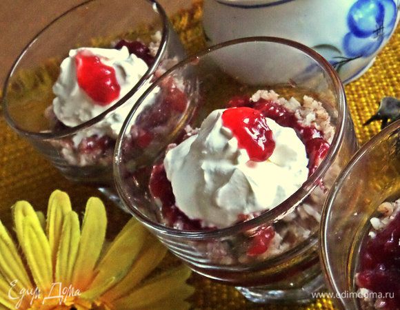 Завершаем шапочкой из сливок.