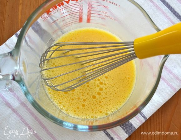 Отдельно в миске слегка взбейте яйца.