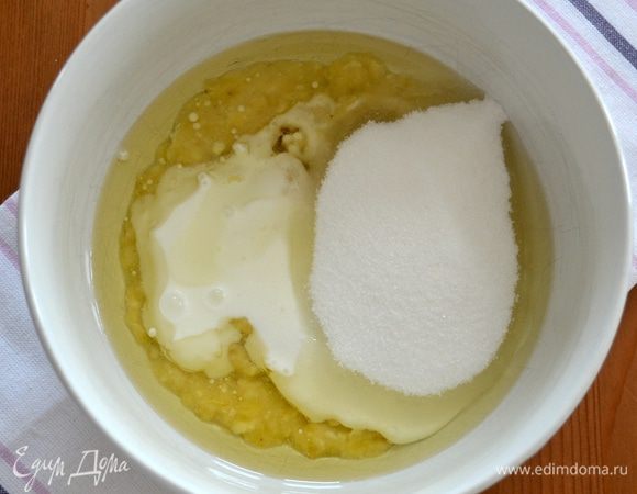 К банановому пюре добавьте кефир, растительное масло, сахар и перемешайте.