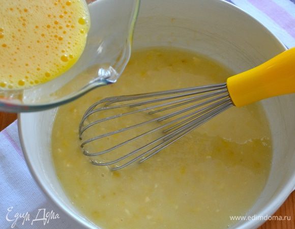 Добавьте уже взбитые яйца. Перемешайте.