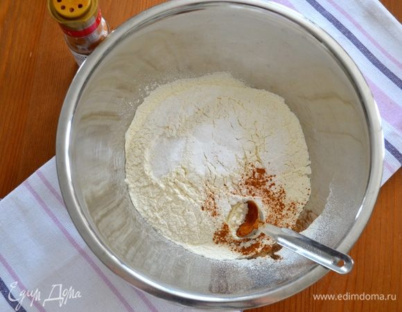 Отдельно в миске смешайте все сухие ингредиенты: просеянную муку, соду, соль и корицу.