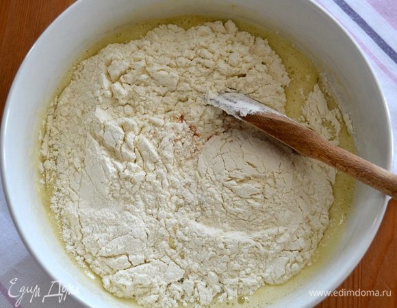 Добавьте сухие ингредиенты к влажным и перемешайте.