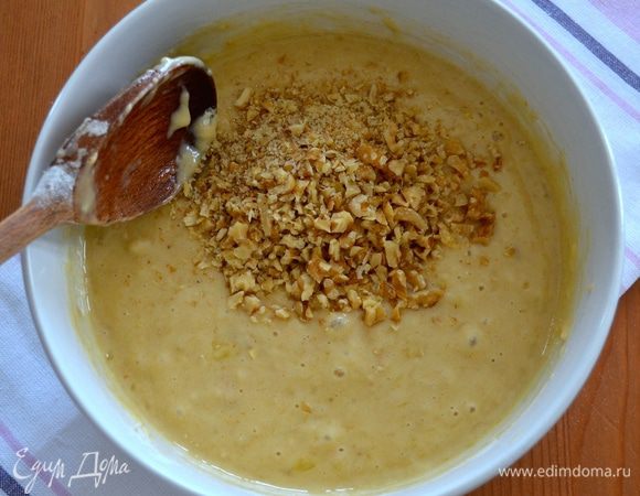 Всыпьте рубленные орехи и последний раз все перемешайте.