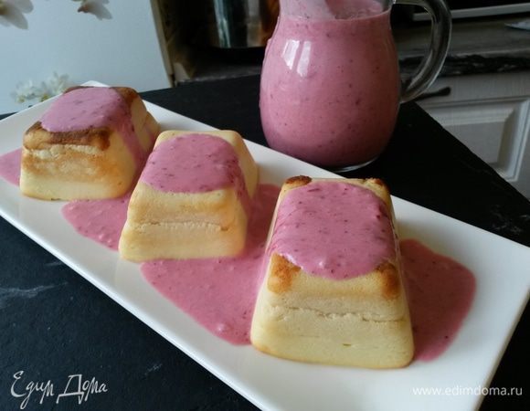 Готовую запеканку можно не доставать из формочек, а кушать в теплом виде ложкой, полив соусом. 
А можно охладить, убрав в холодильник на пару часов или на ночь. Тогда она легко выйдет из формочек и будет отлично держать форму.
Приятного аппетита!