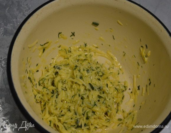 Сыр натираем на мелкой терке. Половину сыра соединяем с яйцом и укропом. Этой смесью мы покроем запеканку, чтобы образовалась аппетитная румяная корочка.