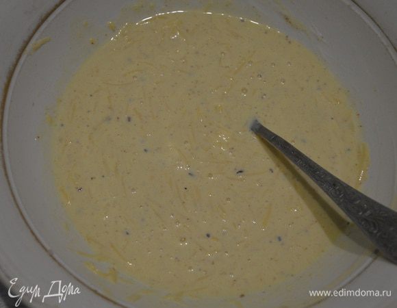 Второе яйцо и оставшийся сыр смешиваем с чесноком и сметаной. Это заготовка для самой запеканки.