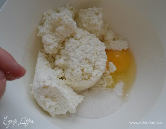 Готовим начинку. Смешиваем творог с сахаром и яйцом.