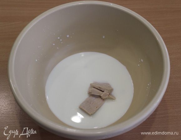 Растворить дрожжи в теплом молоке, с небольшим количеством сахара, дать постоять 10 минут. 