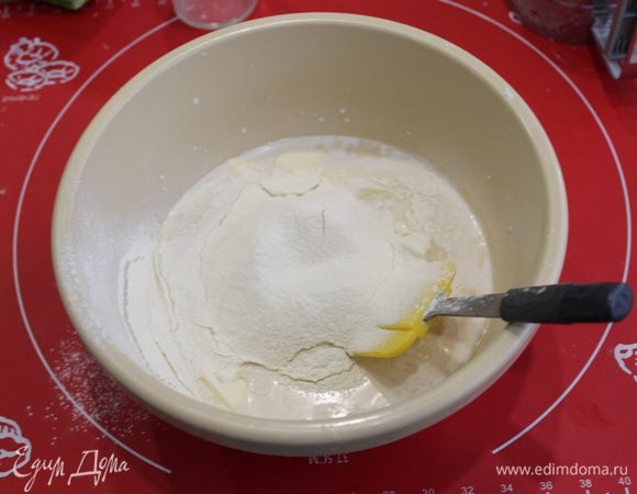 Просеять часть муки, перемешать.