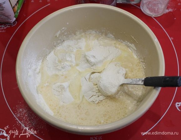 Ввести слегка взбитые яйца.