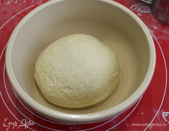Замесить мягкое, но упругое тесто, оставить на один час в тепле.