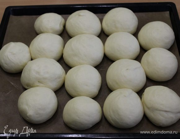 Утром достать противень, булочки должны увеличиться в размере в два раза, разогреть духовку 180-200°С.