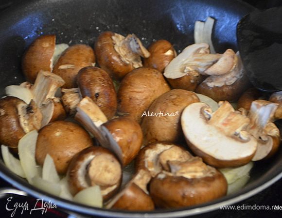 Разогреть духовку до 190°С. Обжарить на сковороде на масле 2 ст. л. порезанный тонко лук, грибы крупные порезанные на пополам.