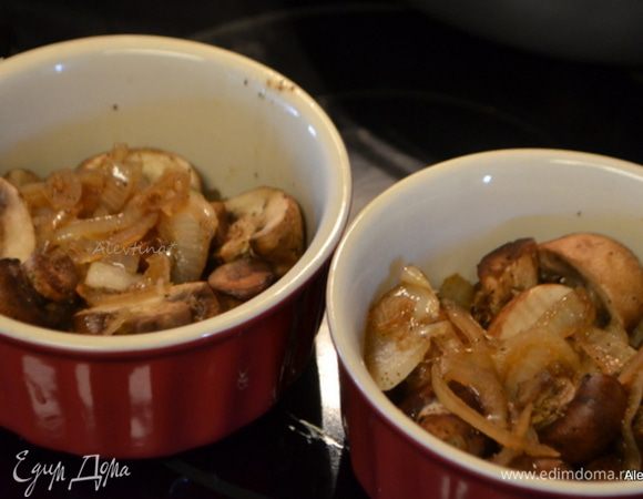 Разложить по порционным блюдам или в одно большое.