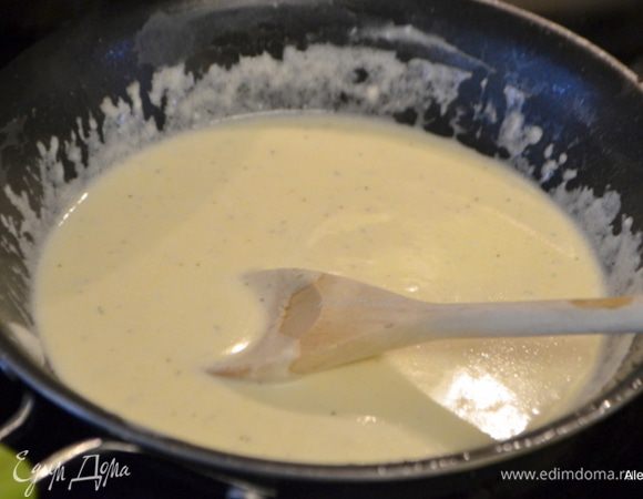 На сковороде растопить 1 ст. л. масла, добавить вино и кипятить несколько минут. Затем добавить сливки и сметану, добавить соль и перец, довести до кипения снять с огня и полить грибочки.