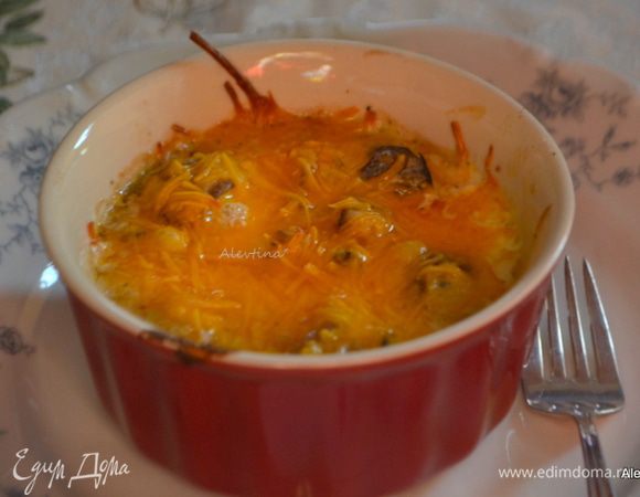 Посыпать тертым сыром, любым. Поставить в горячую духовку на 10 минут или как сыр разойдется. Подаем горячим как закуска. Прекрасный вариант для новогоднего стола в большой компании. Тогда порции нужно делать маленькими — для разжигания аппетита перед большим вторым блюдом.