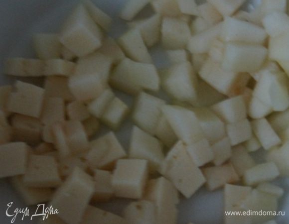 Яйцо отварить, грушу очистить от кожуры.
Нарезать ветчину, сыр, грушу и яйцо одинаковыми мелкими кубиками.