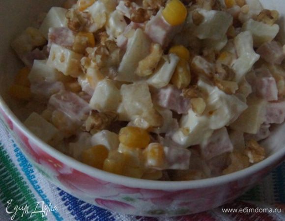 Добавить в салат кукурузу, заправить майонезом и перемешать.
Сверху присыпать грецкими орешками.
Приятного аппетита!