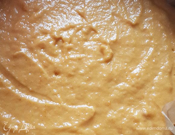 Измельчить тыкву блендером. Добавить сахар и ванилин, взбить венчиком. Добавить яйца, снова взбить. Добавить корицу, кардамон и мускат. Перемешать. Затем вмешать муку. Вылить в разъемную форму, покрытую пергаментом.