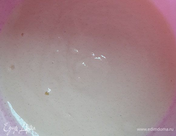 Для творожного слоя взбить мягкий творог до однородного жидкого состояния. Добавить йогурт, яйцо и сахар, снова взбить. 