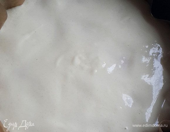 Вылить творожный слой на тыквенный и сверху помешать деревянной палочкой, чтобы слои немного перемешались вместе.