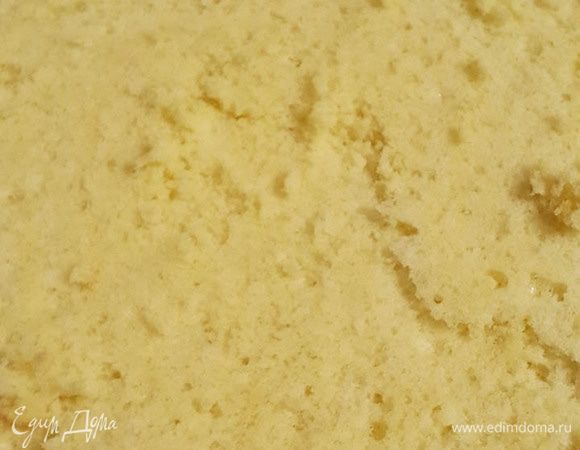 Бисквит разрезать на 3 части. Каждую часть пропитать сиропом. Для этого в горячей воде размешать сахар, ванилин и остудить до теплого состояния.